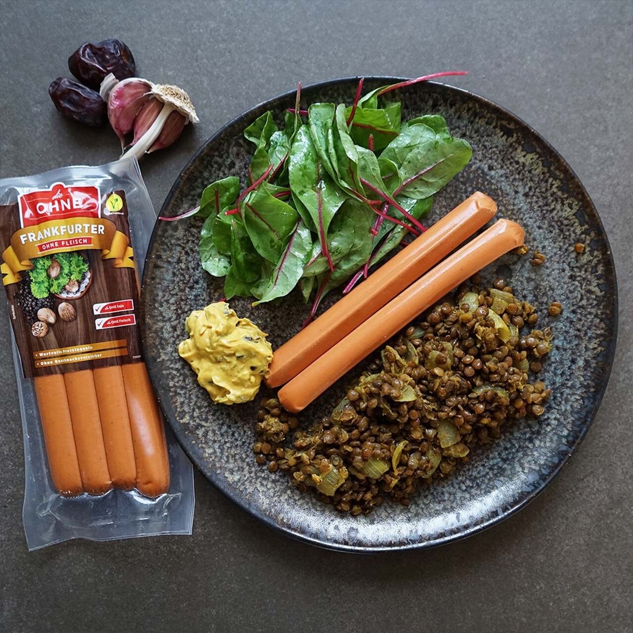 Orientalische Linsen mit vegetarischen Frankfurtern, Dattel-Senf und Salat