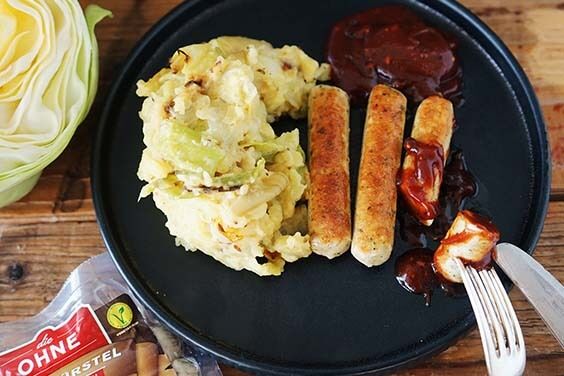 Kartoffelstampf mit geschmortem Spitzkohl, vegetarischen Bratwürstchen und einer selbstgemachten Barbecue-Sauce