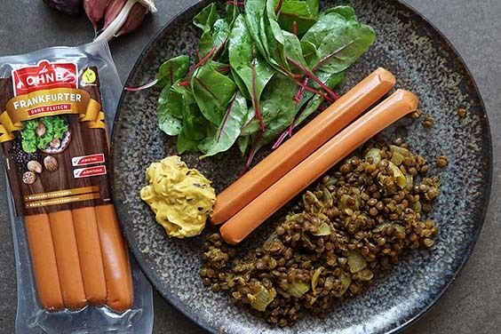 Orientalische Linsen mit vegetarischen Frankfurtern, Dattel-Senf und Salat