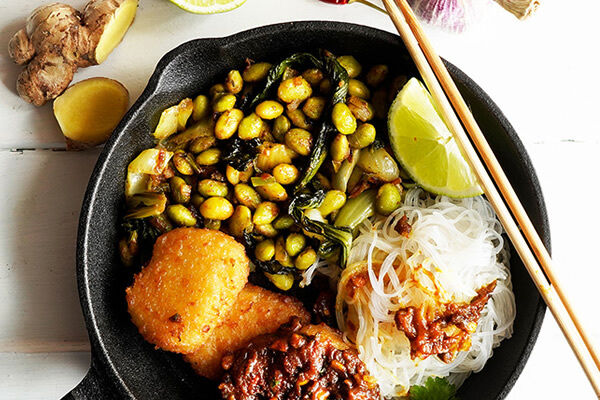 Geschmorter Pak-Choi und Edamame mit Glasnudeln, veganen Nuggets und einer Erdnuss-Sojasauce